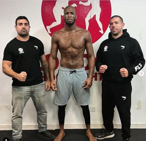 Michael "Venom" Page posa para foto na London Shootfighters, em Londres, Inglaterra / Reprodução/Instagram @michaelvenompage