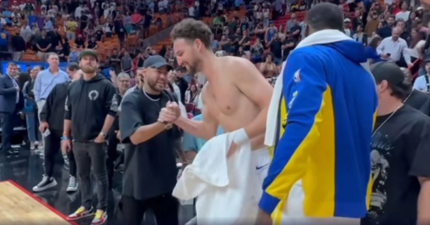 Neymar conversou com jogadores do Golden State Warriors, em Miami