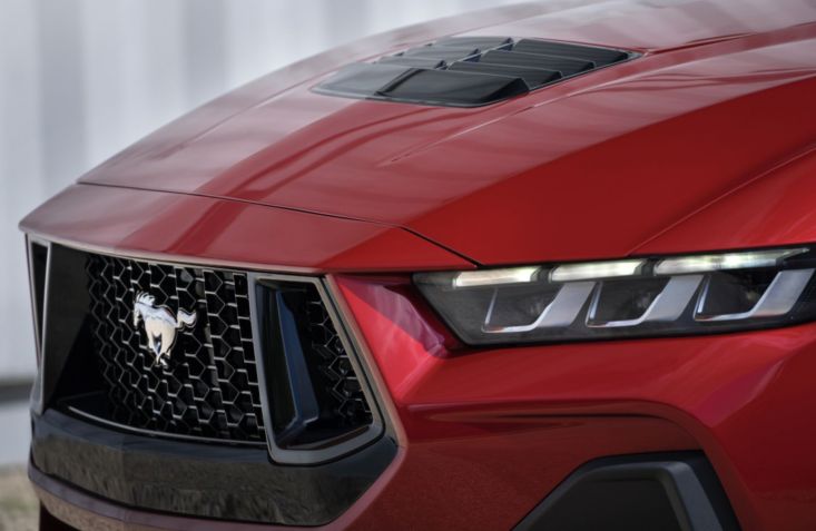 Ford Mustang 2024 novos faróis de LED e grade tripartida / Divulgação / Ford