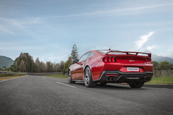 Ford Mustang 2024 parte de R$ 529 mil e tem nova cor: Vermelho Zadar / Divulgação / Ford