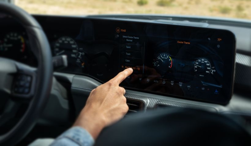 Ford Mustang 2024 tem tela sensível ao toque, mas pode exibir mostradores dos anos 1980 / Divulgação / Ford