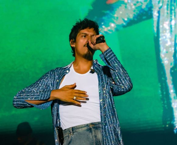 O cantor Omar Apollo se apresentou no terceiro e último dia do festival Lollapalooza / Tomzé Fonseca/Agnews