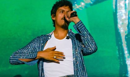 Omar Apollo abraça Bruna Marquezine e reconhece fã em show no Lollapalooza
