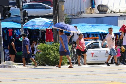 Paulistanos se protegem contra o calor na cidade de São Paulo