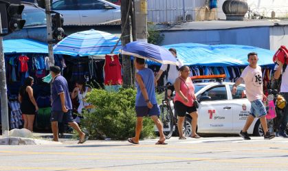 Paulistanos se protegem contra o calor na cidade de São Paulo