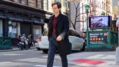 Penn Badgley é visto no set de filmagem da 5ª temporada da série "Você", em 25 de março de 2024, na cidade de Nova York