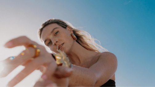 Perrie na capa de seu novo single, "Forget About Us"