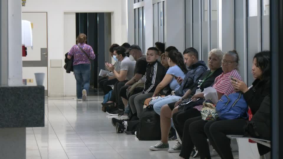 Pessoas esperam atendimento na ala de emergência de hospital em Buenos Aires