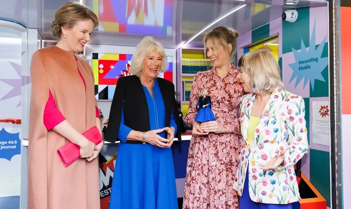 Rainha Camilla recebe sua versão em boneca da Barbie durante evento da fundação WOW / Divulgação/EllieKurttz