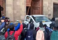 Vídeo mostra manifestantes arrombando porta do Palácio Nacional do México; veja