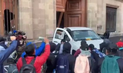 Manifestantes arrombam porta do Palácio Nacional do México