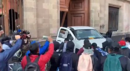 Manifestantes arrombam porta do Palácio Nacional do México
