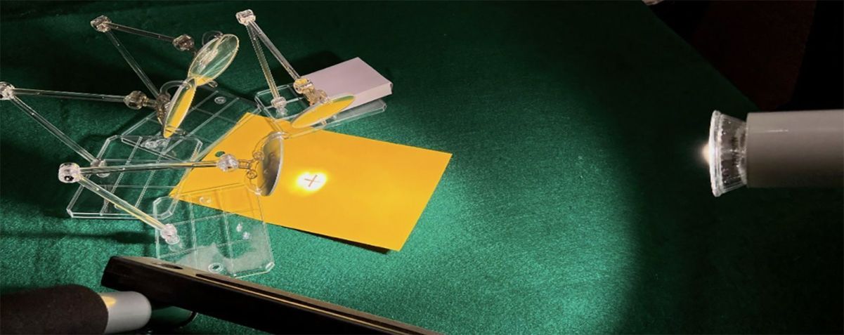Sener montou uma lâmpada de aquecimento voltada para quatro pequenos espelhos côncavos, cada um inclinado para direcionar a luz para um pedaço de papelão com um X marcado no ponto focal onde se esperava que a temperatura aumentasse. / Cortesia de Melanie Sener via CNN Newsource