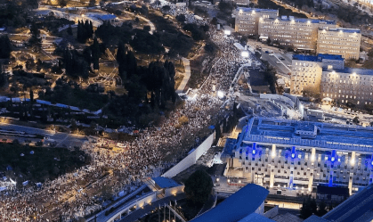Dezenas de milhares de pessoas foram às ruas de Jerusalém em 31 de março de 2024 para manifestação contra o governo de Benjamin Netanyahu