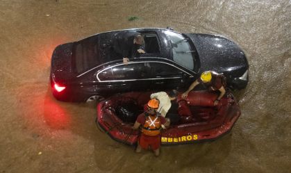 Passageiros de veículo de luxo são resgatados de barco pelos bombeiros após enchente na região central da capital paulista