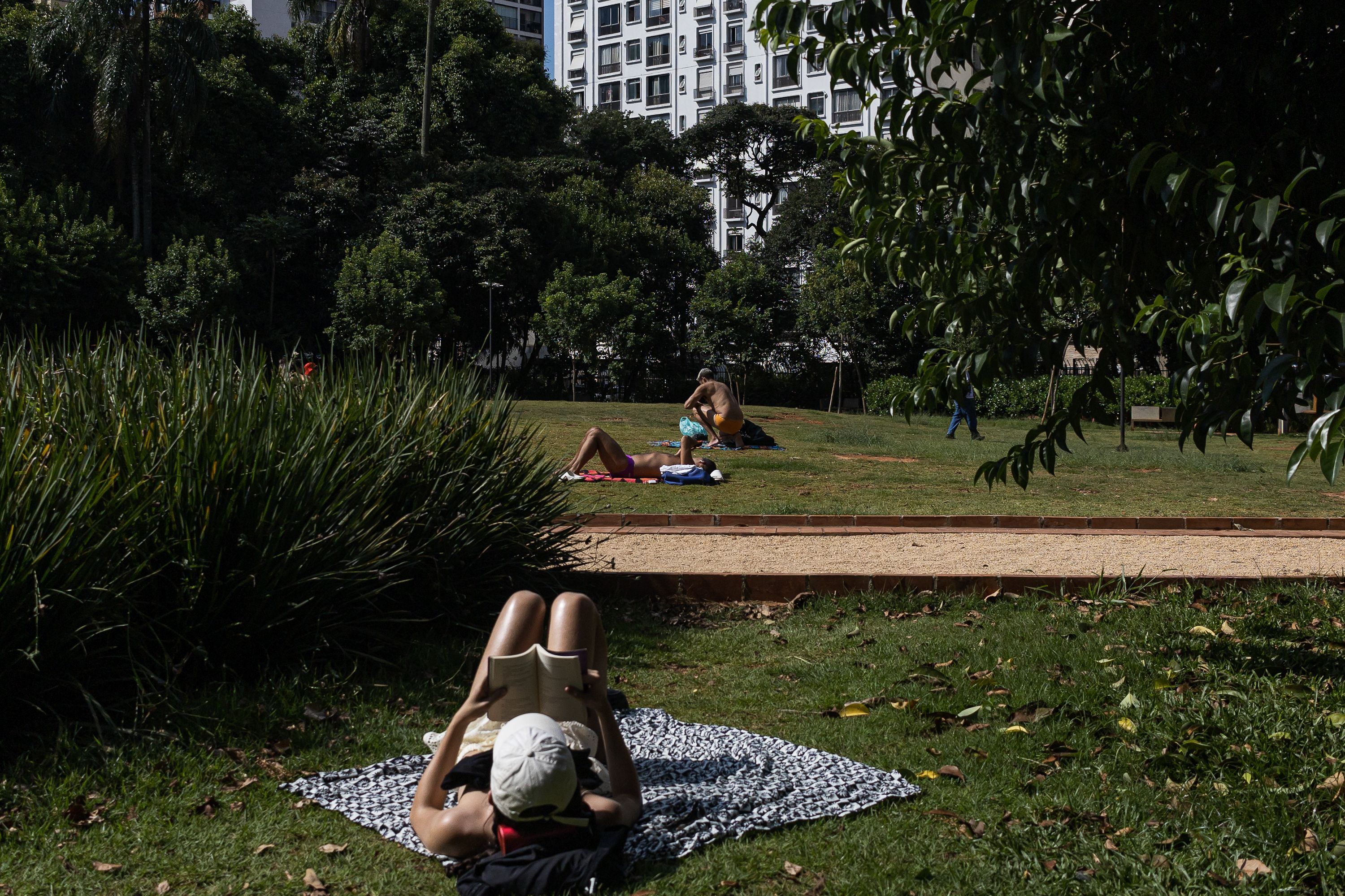 Movimentação no Parque Augusta. na região central de São Paulo, durante tarde de calor intenso