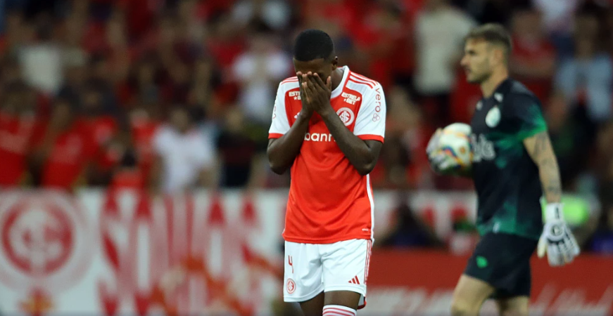 Robert Renan foi consolado pelos companheiros após erro que causou eliminação do Inter
