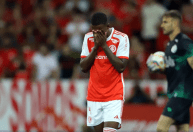 Zagueiro do Inter deixa gramado aos prantos após perder pênalti por cavadinha