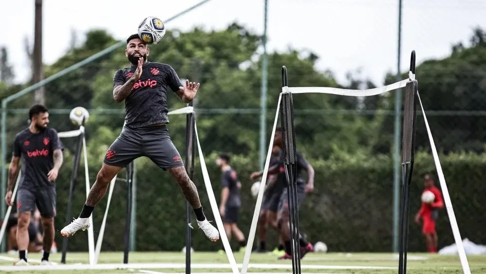 Atacante Romarinho durante treino do Sport