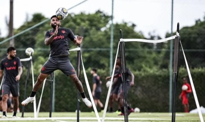 Atacante Romarinho durante treino do Sport