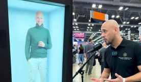 homem com seu holograma