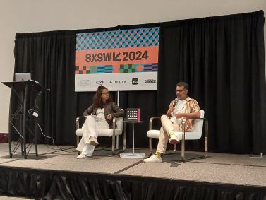 dupla de brasileiros no palco do sxsw