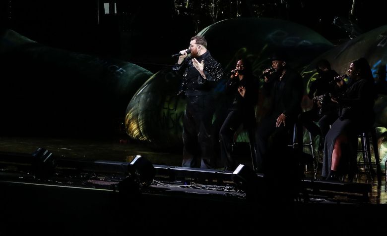Durante a performance, Sam Smith usava um vestido longo preto com um par de brincos da grife Vivienne Westwood / AgNews