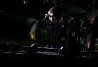 Lollapalooza: Sam Smith usa vestido e chora ao celebrar 10 anos do seu 1º álbum