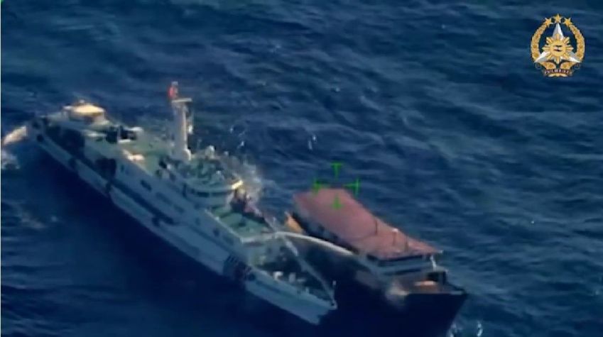 Vídeo divulgado pelos militares filipinos mostra barcos filipinos sendo alvo de canhões de água por navios chineses no Mar do Sul da China em 5 de março de 2024 / Forças Armadas das Filipinas