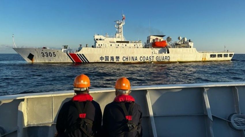 Marinheiros filipinos observam embarcação chinesa no Mar do Sul da China / Rebecca Wright/CNN