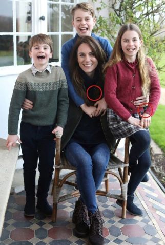 Esta foto sem data divulgada no domingo, 10 de março de 2024, pelo Palácio de Kensington mostra Kate, princesa de Gales, com seus filhos, o príncipe Louis, à esquerda, o príncipe George e a princesa Charlotte. As áreas circuladas parecem mostrar evidências de possível manipulação da imagem / Divulgação/Palácio de Kensington