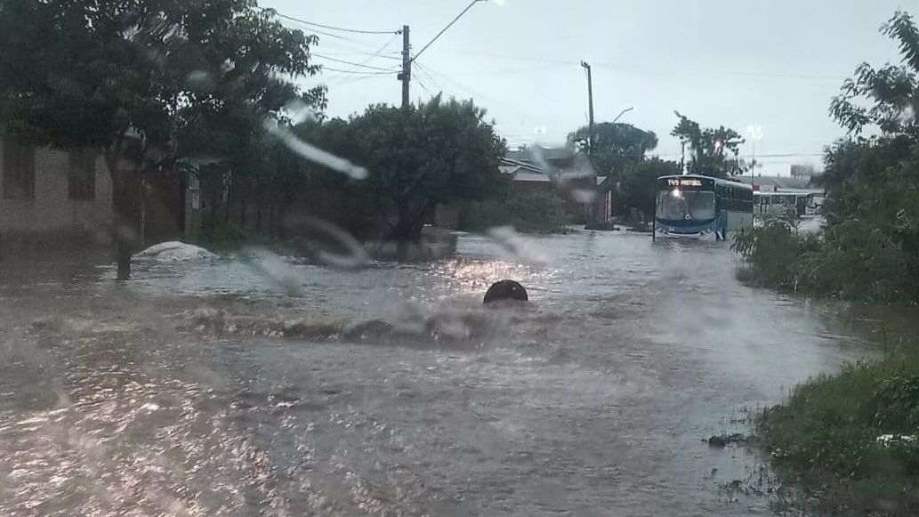 Via alagada em Uruguaiana, no oeste do Rio Grande do Sul
