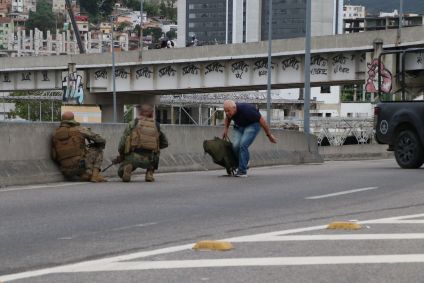 Policiais militares posicionados durante ocorrência com reféns na rodoviária do Rio de Janeiro