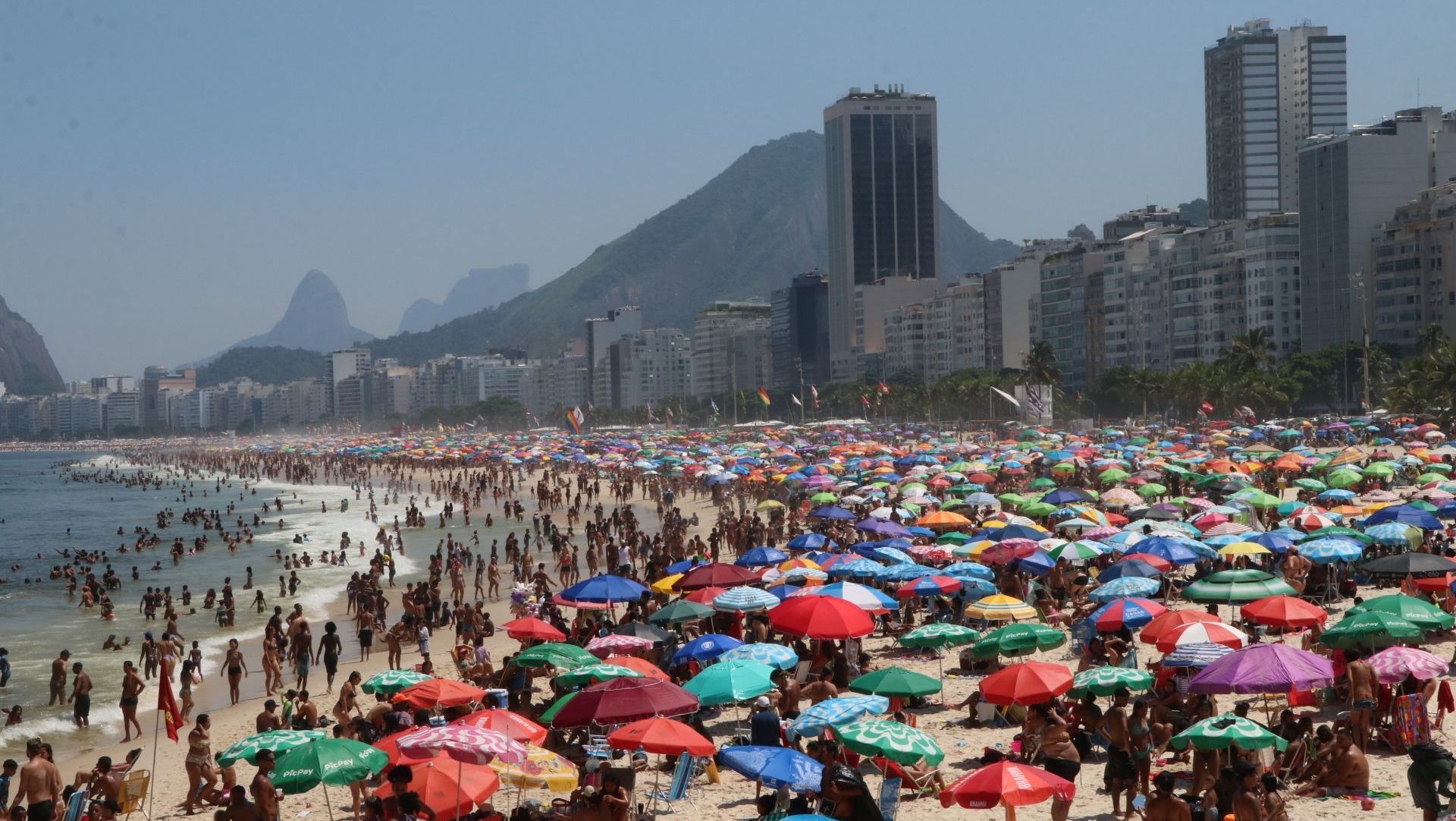 Movimentação intensa de banhistas na Praia de Copacabana, na zona sul Rio de Janeiro