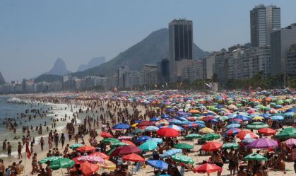 Movimentação intensa de banhistas na Praia de Copacabana, na zona sul Rio de Janeiro