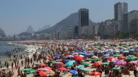 Em meio a protestos, Paes se reúne com ambulantes de praias do Rio