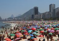 Em meio à onda de calor sufocante, população lota praias do Rio de Janeiro