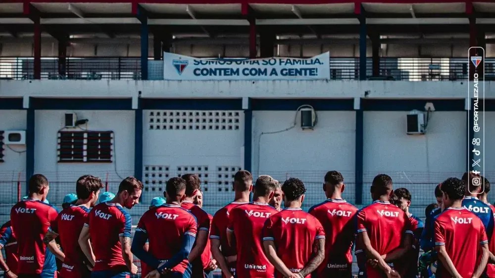 Jogadores do Fortaleza em campo no CT após conversa com torcedores