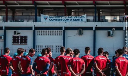 Jogadores do Fortaleza em campo no CT após conversa com torcedores