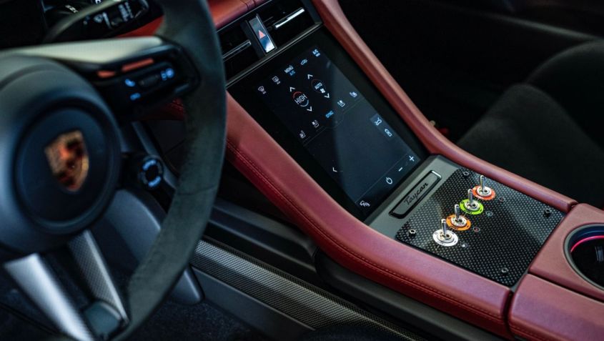 Interior da cabine do Porsche Taycan usado como safety car da Fórmula E / Divulgação / FIA / ABB