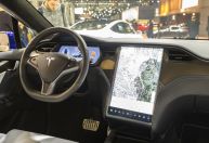 Piloto automático da Tesla recebe baixa avaliação por organização dos EUA