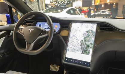 Piloto automático da Tesla recebe baixa avaliação por organização dos EUA