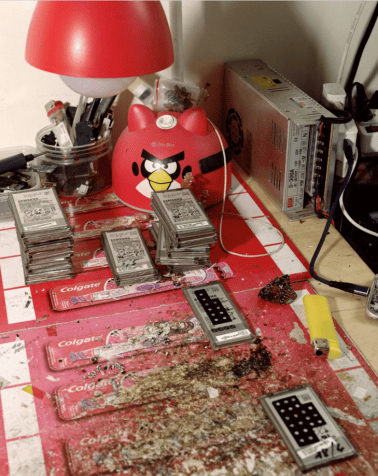 “Todas pareciam startups do Vale do Silício”, disse Latham. “Havia uma enorme quantidade de hardware… paredes inteiras de telefones” / Jack Latham/Cortesia Here Press