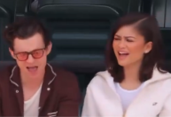 Tom Holland e Zendaya são flagrados cantando Whitney Houston; veja