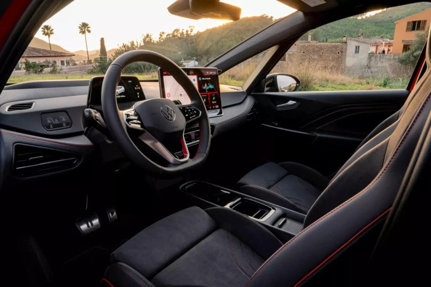 ID.3 GTX tem detalhes e costuras em vermelho no volante e nos bancos/ Volkswagen/Divulgação