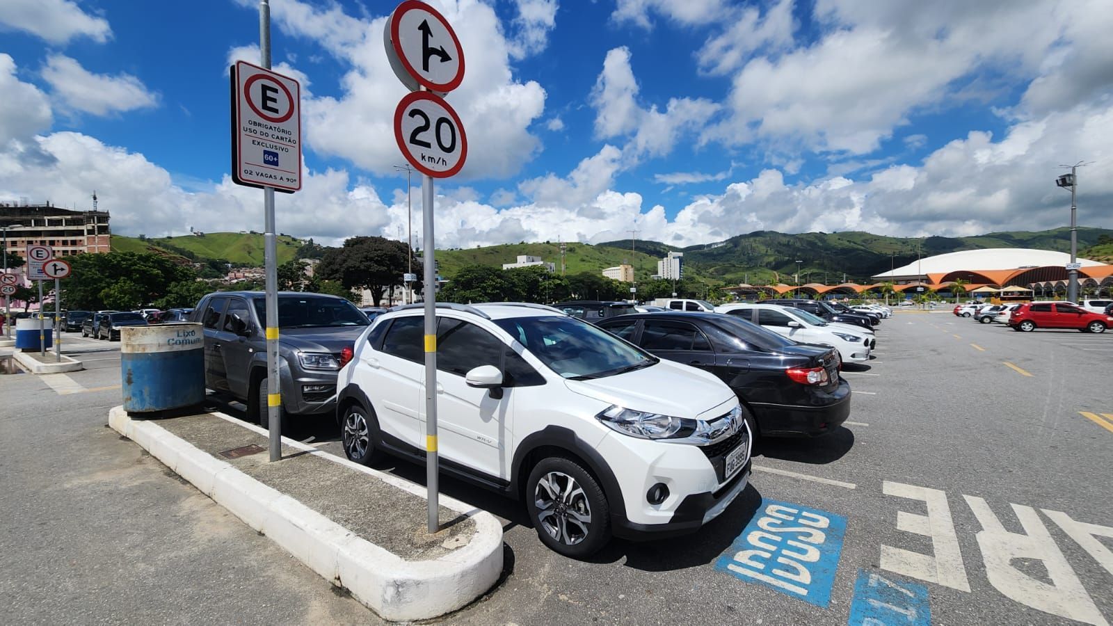 Estacionar em vaga de idoso ou PCD dá multa? Regras, valor e denúncia em 2026