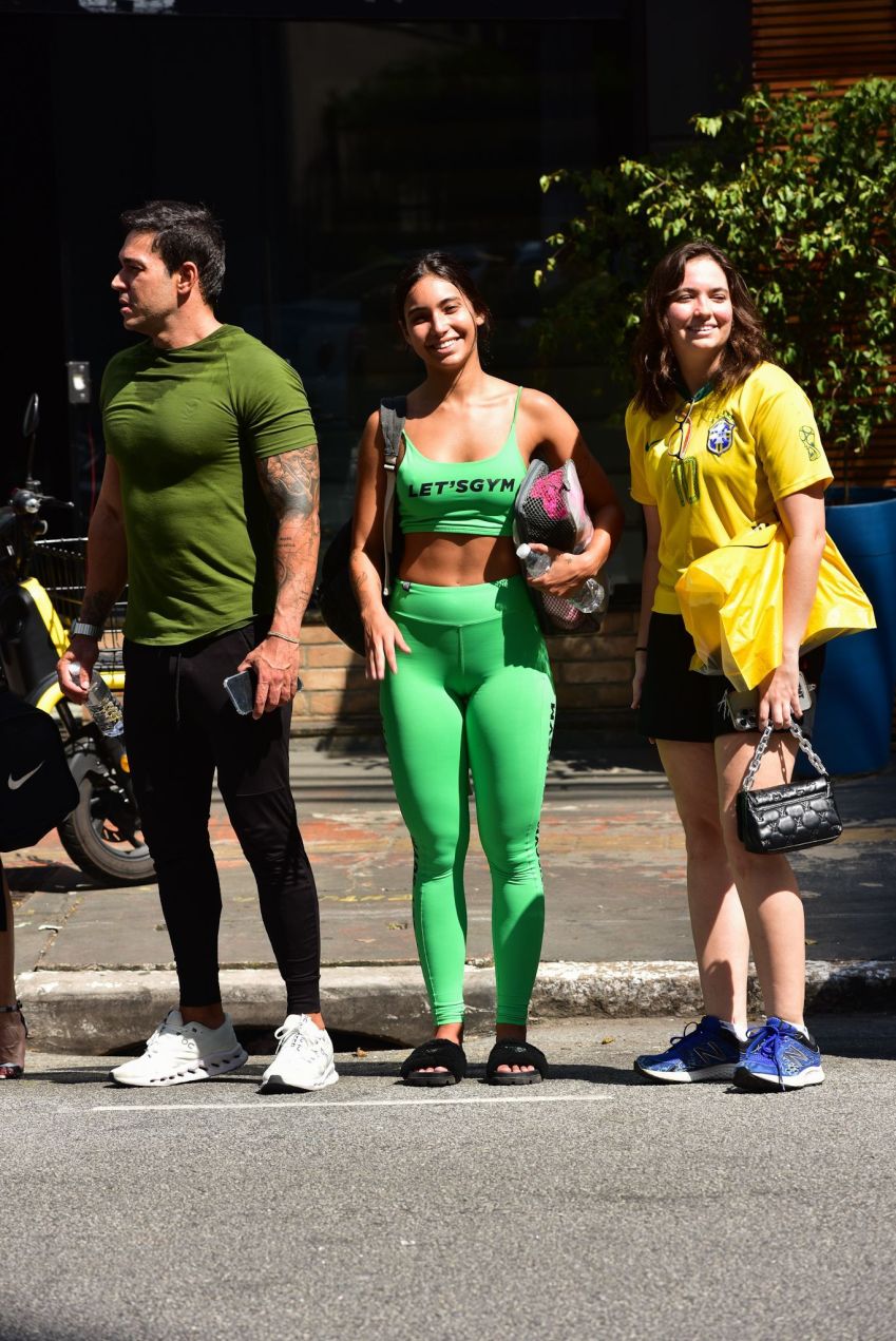 Vanessa Lopes deixa academia acompanhada de Alisson Ramalho, seu pai, e e uma amiga / Leo Franco/Agnews