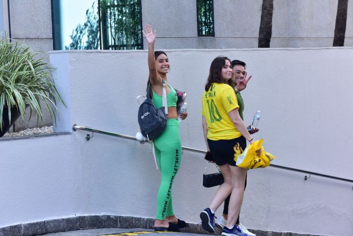 Vanessa Lopes deixa academia acompanhada de Alisson Ramalho, seu pai, e e uma amiga / Leo Franco/ Agnews