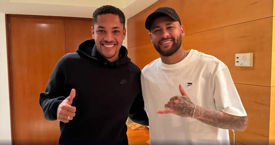 Vitor Roque publicou foto ao lado de Neymar