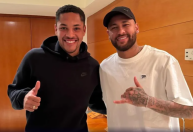 Vitor Roque encontra Neymar e torcida do Barcelona reage